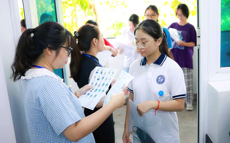 Candidates taking the 2024 high school graduation exam in Hanoi. Photo: Hai Nguyen