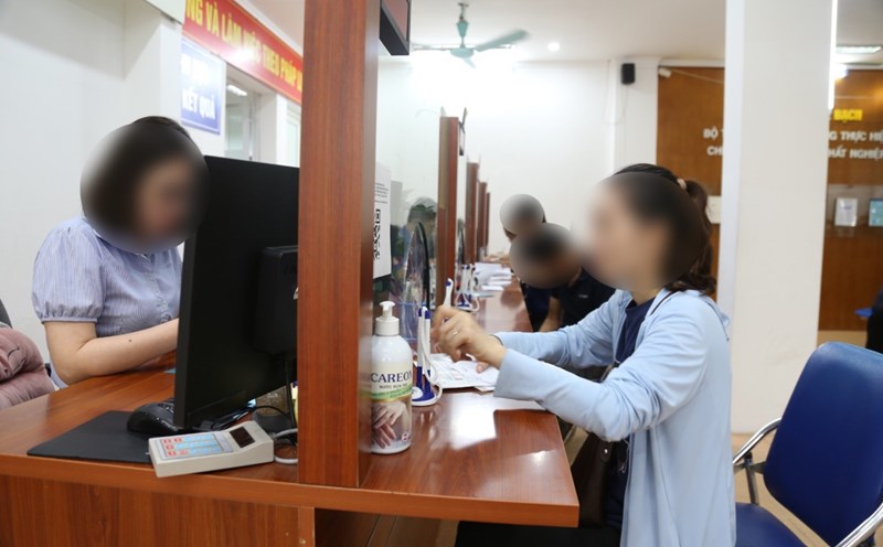 The Ministry of Home Affairs has oriented in resolving policies and regimes, including cases of cadres and civil servants who wish to quit their jobs immediately. Photo: Huong Nha