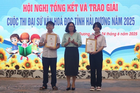 Awarding the Hai Duong Province Reading Culture Ambassador Award in 2025. Photo: Hai Duong Provincial Portal