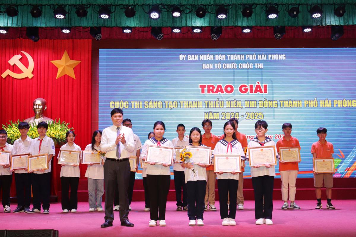 Pho Chu tich UBND TP Hai Phong Hoang Minh Cuong trao giai cho cac tac gia. Ảnh: Cong TTDT Hai Phong