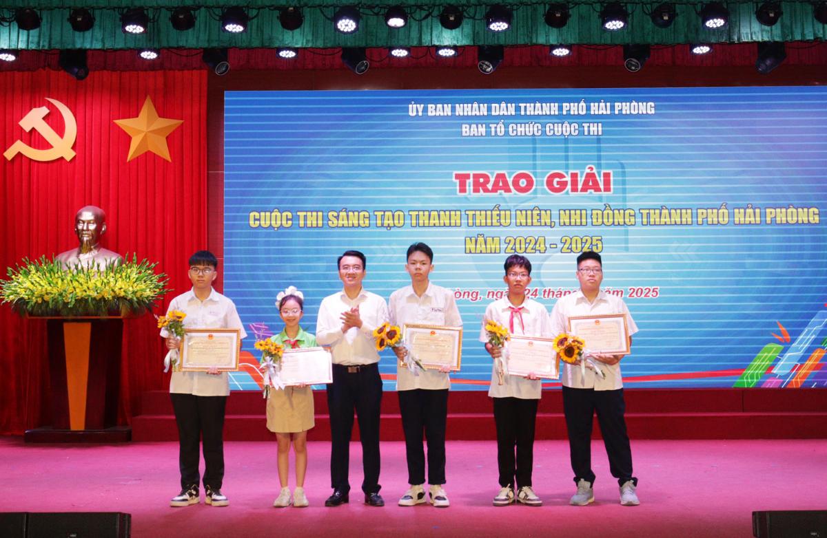 The leaders of the City Youth Union presented awards to the authors. Photo: Hai Phong Portal