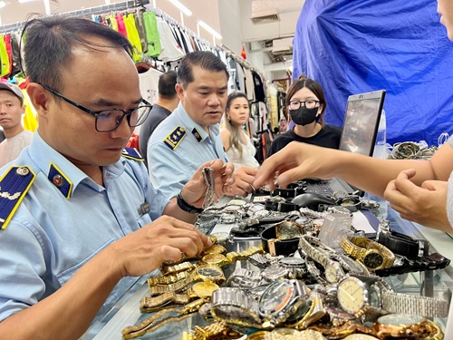 Hanoi established an interdisciplinary control team to eliminate counterfeit and counterfeit goods. Photo: Cuong Ngo