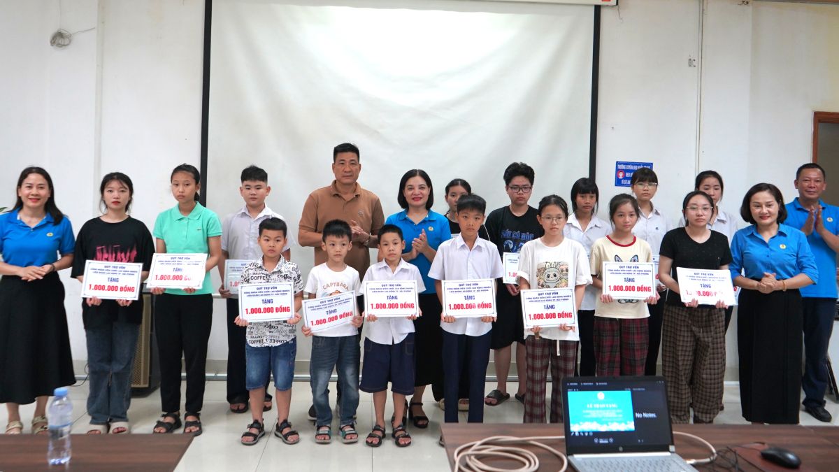 30 con cong nhan vuot kho hoc gioi o 2 cong ty duoc tang qua. Ảnh: Mai Dung