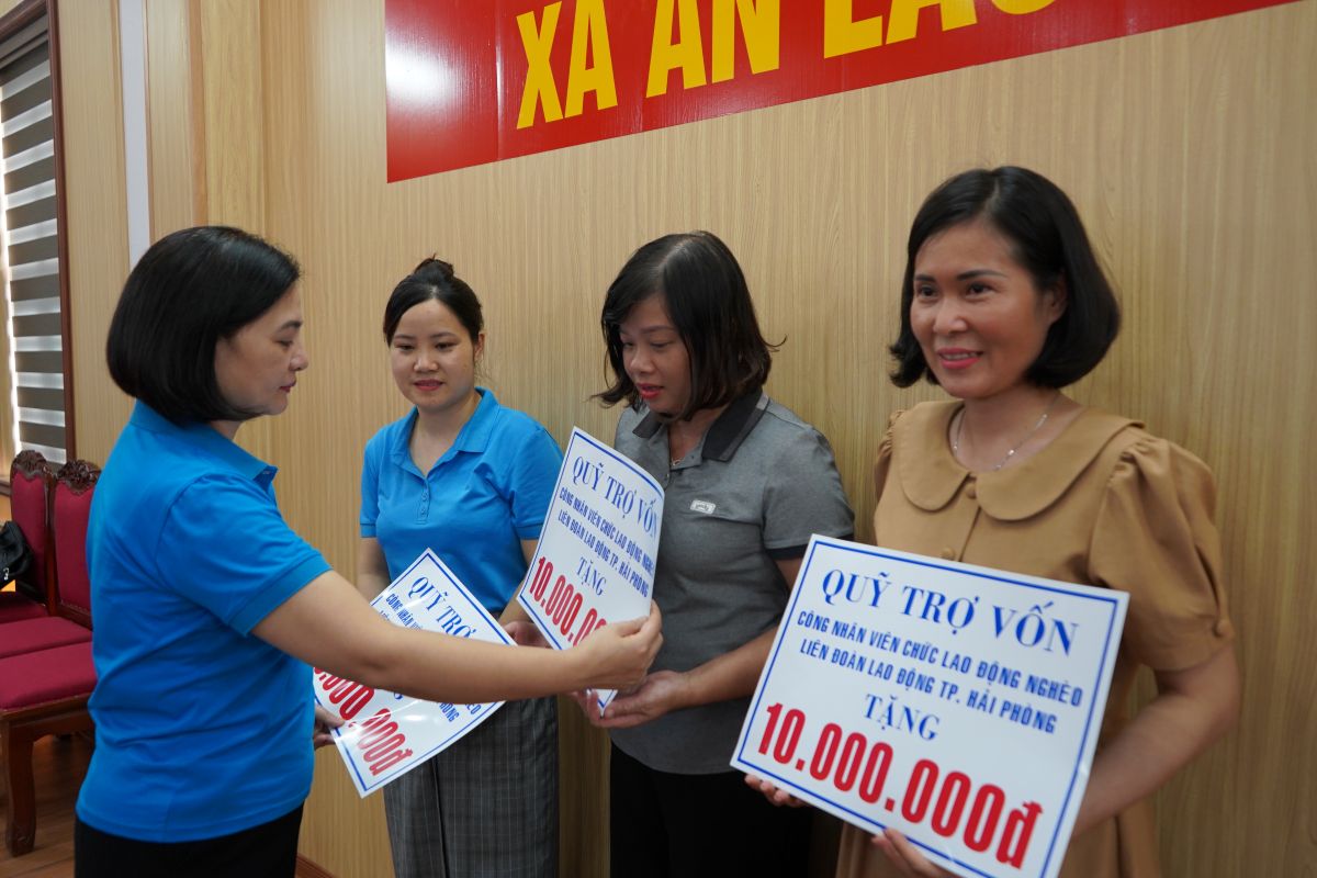Pho Chu tich LDLD TP Hai Phong Le Thi Thanh Thuy trao tro cap sua nha o cho chi Pham Thi Hue. Ảnh: Mai Dung