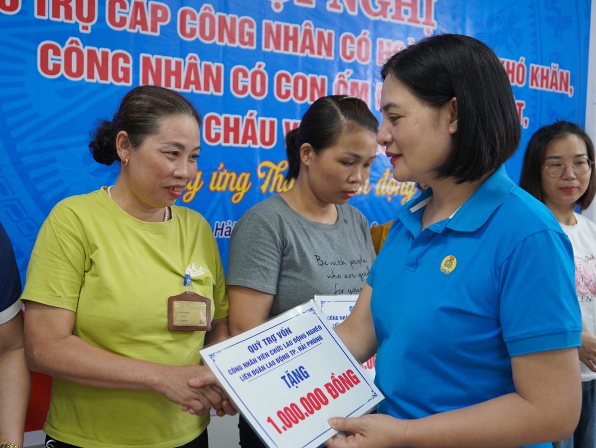 El vicepresidente de la Federacion Laboral de Hai Phong le Thi Thanh Thuy presento regalos a los miembros. Foto: Mai Dung