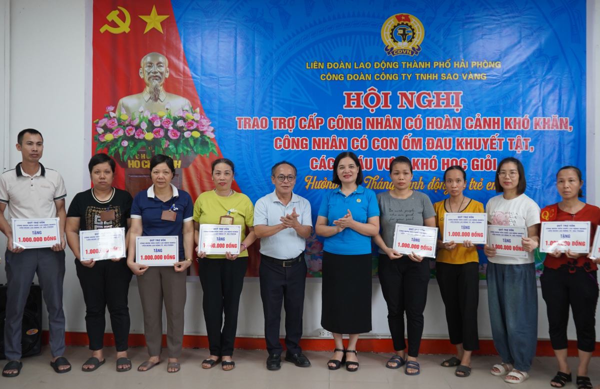 Dai dien LDLD TP Hai Phong trao qua cho doan vien hoan canh kho khan. Ảnh: Mai Dung