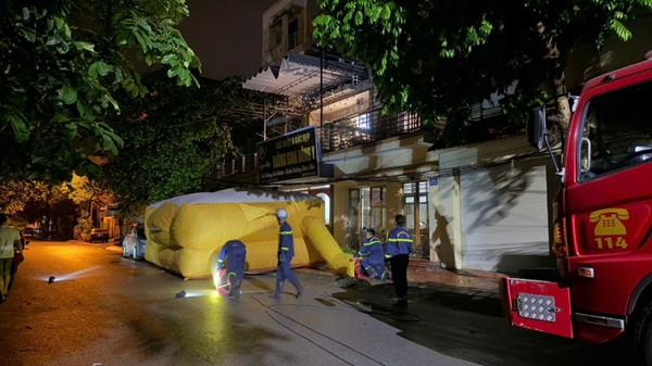 Cứu hộ thành công một phụ nữ có ý định nhảy lầu. Ảnh: CAHN 