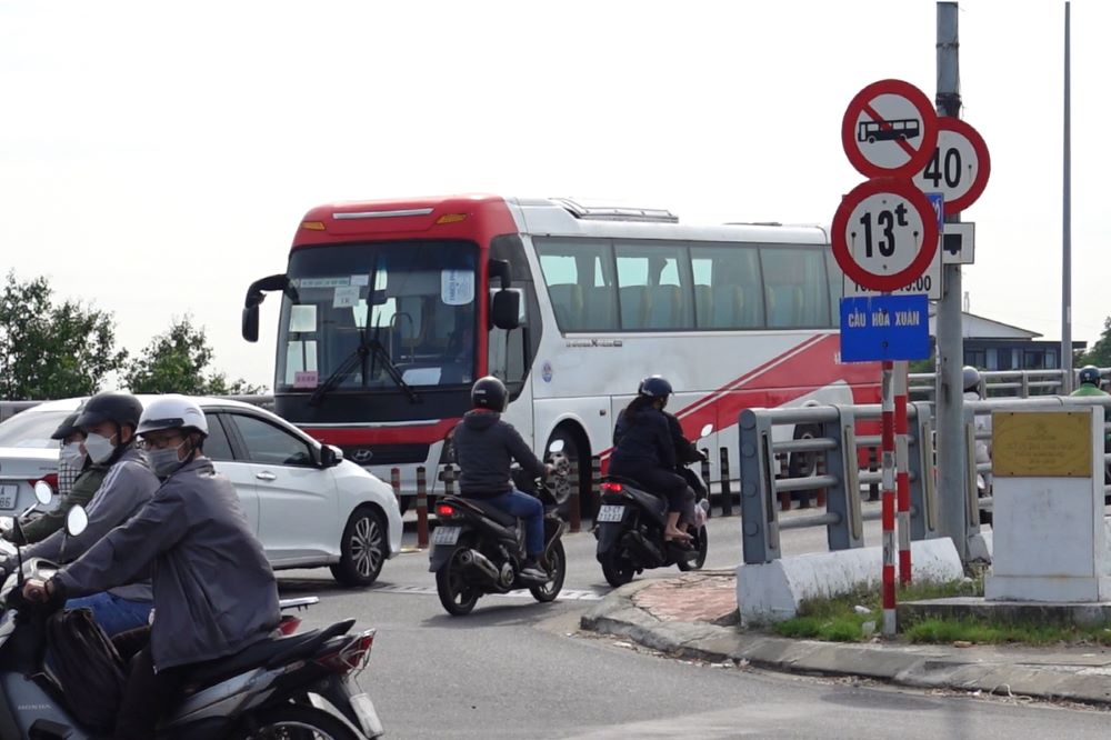 The Hoa Xuan bridge area (Da Nang) has a very high traffic density, often causing local congestion. Photo: Nguyen Linh