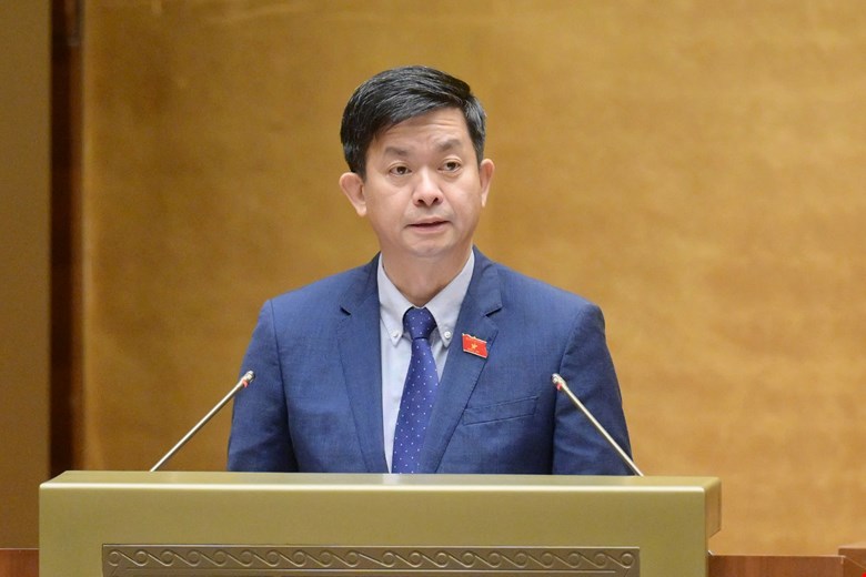 Secretary General of the National Assembly, Head of the National Assembly Office Le Quang Tung presented the Resolution of the National Assembly amending and supplementing a number of articles of the National Assembly Session Regulations. Photo: Quochoi.vn