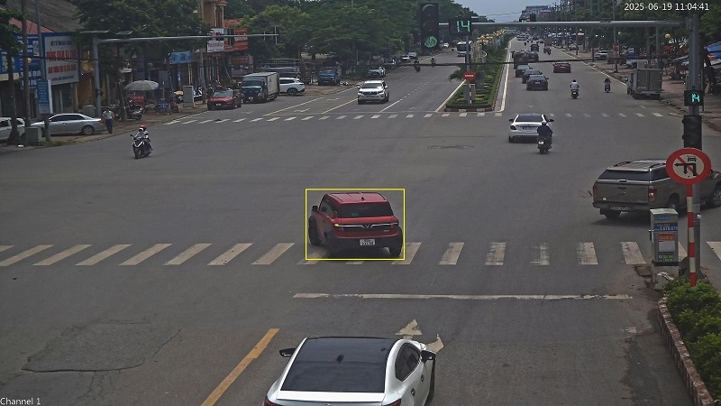 El automovil violador gira a la izquierda en el lugar donde hay un signo prohibido en Xuong Giang - Vuong van Tra - Quang Trung, Bac Giang City, provincia de Bac Giang. Foto: Policia de Bac Giang