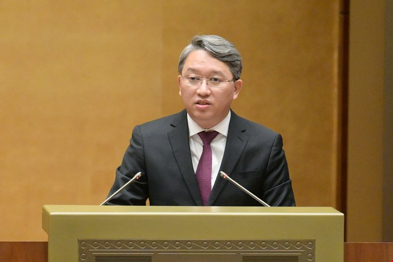 Minister of Justice Nguyen Hai Ninh reported on receiving and explaining opinions on the draft Law amending and supplementing a number of articles of the Penal Code. Photo: Quochoi.vn