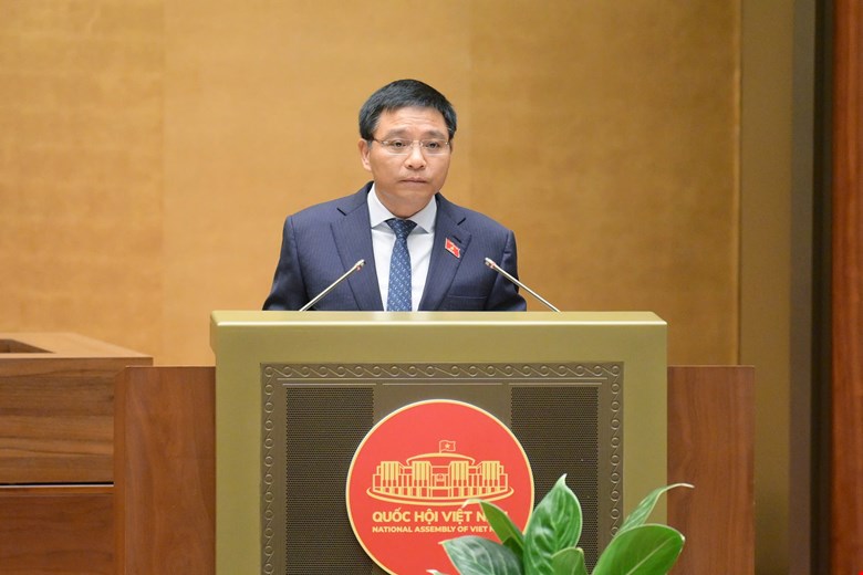 Minister of Finance Nguyen Van Thang presented a report on receiving and explaining the draft laws amending 8 laws, including the content of removing obstacles for 11 BOT projects to reduce revenue. Photo: Quochoi.vn