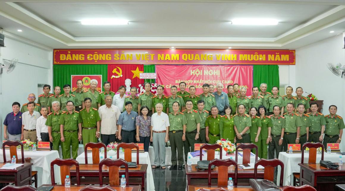 Ban Chap hanh Hoi Cuu CAND TP Can Tho sau sap nhap. Anh: Cong an Can Tho