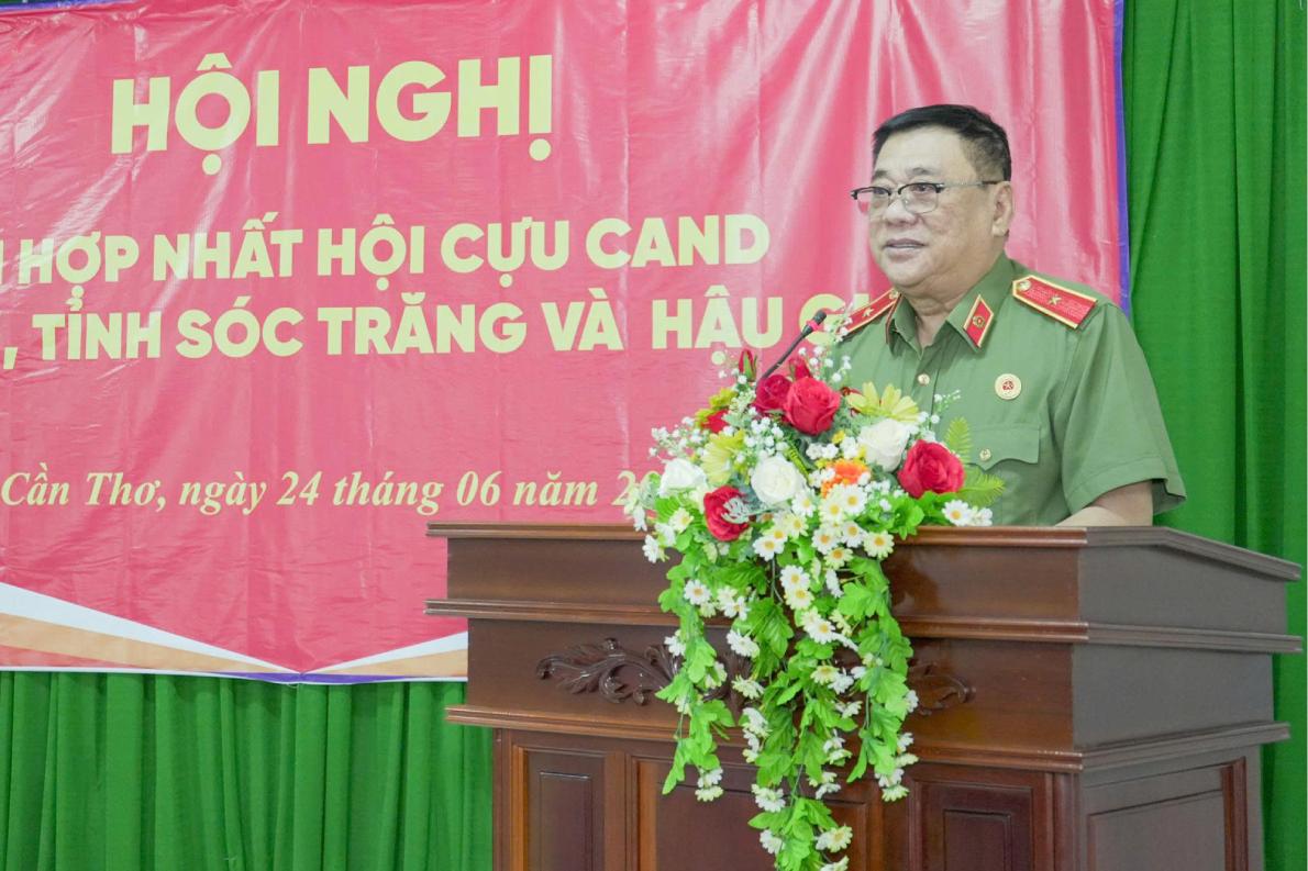 Thieu tuong Ha Nghia Lo - Chu tich Hoi Cuu CAND TP Can Tho phat bieu tai hoi nghi. Anh: Cong an Can Tho