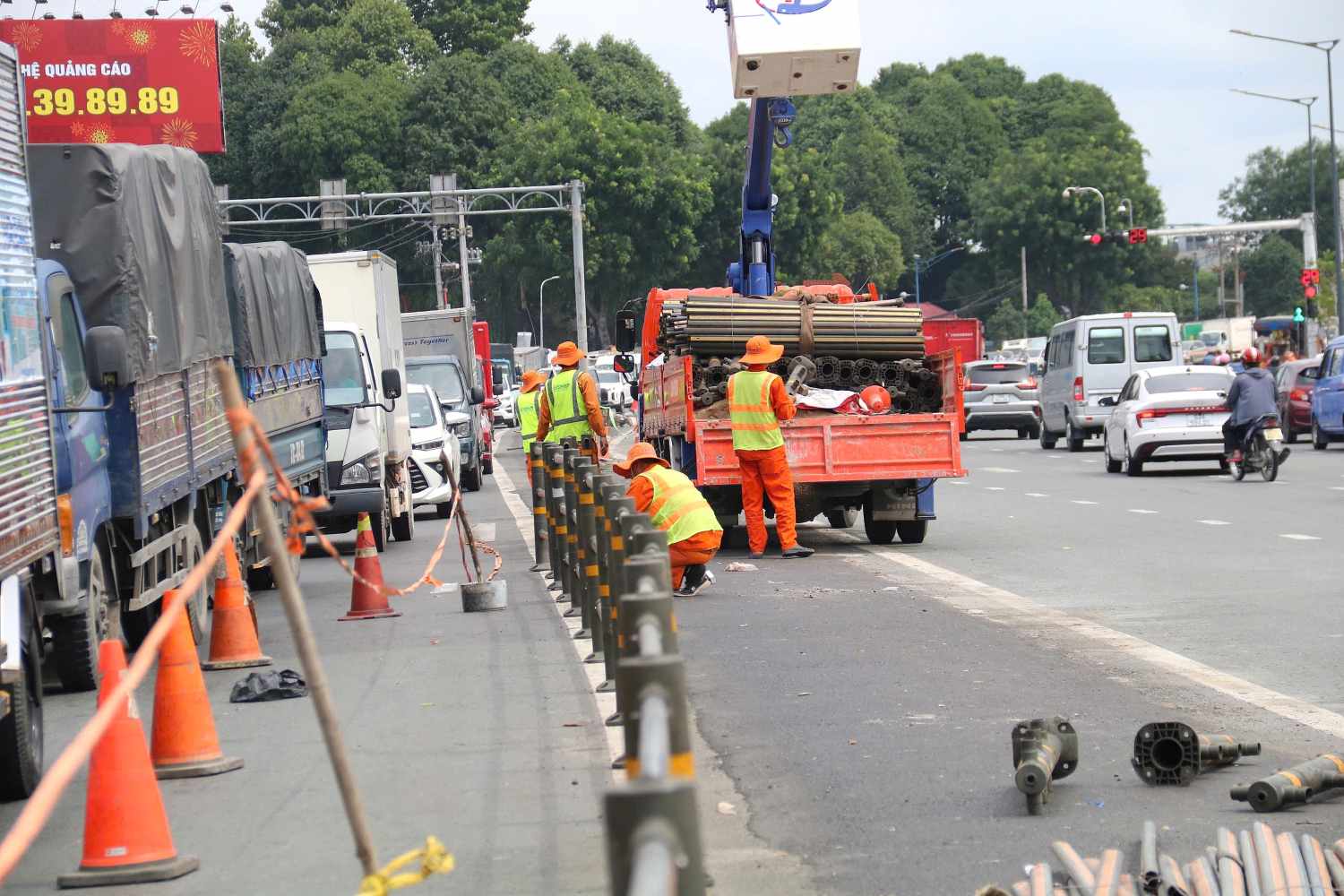 The concrete median strip on Cong Hoa Street (Tan Binh District, Ho Chi Minh City) has been removed. Photo: Anh Tu