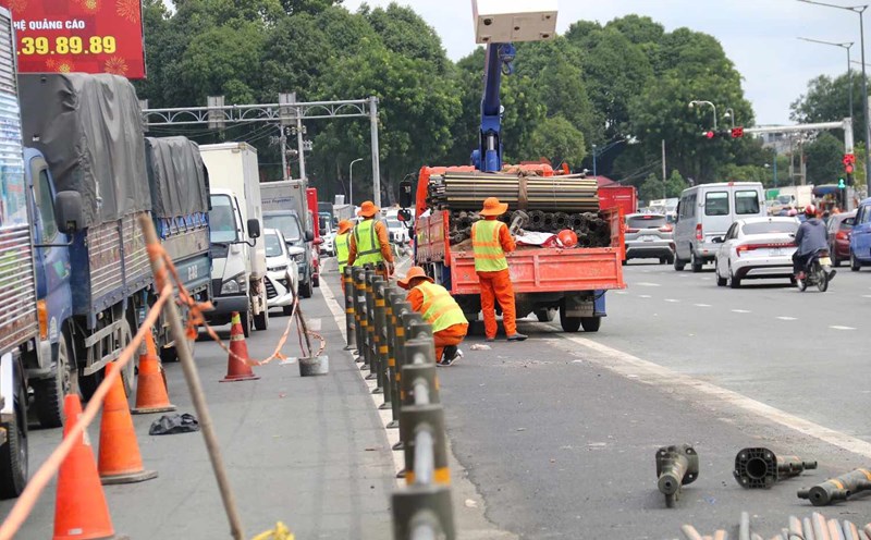 The concrete median strip on Cong Hoa Street (Tan Binh District, Ho Chi Minh City) has been removed. Photo: Anh Tu