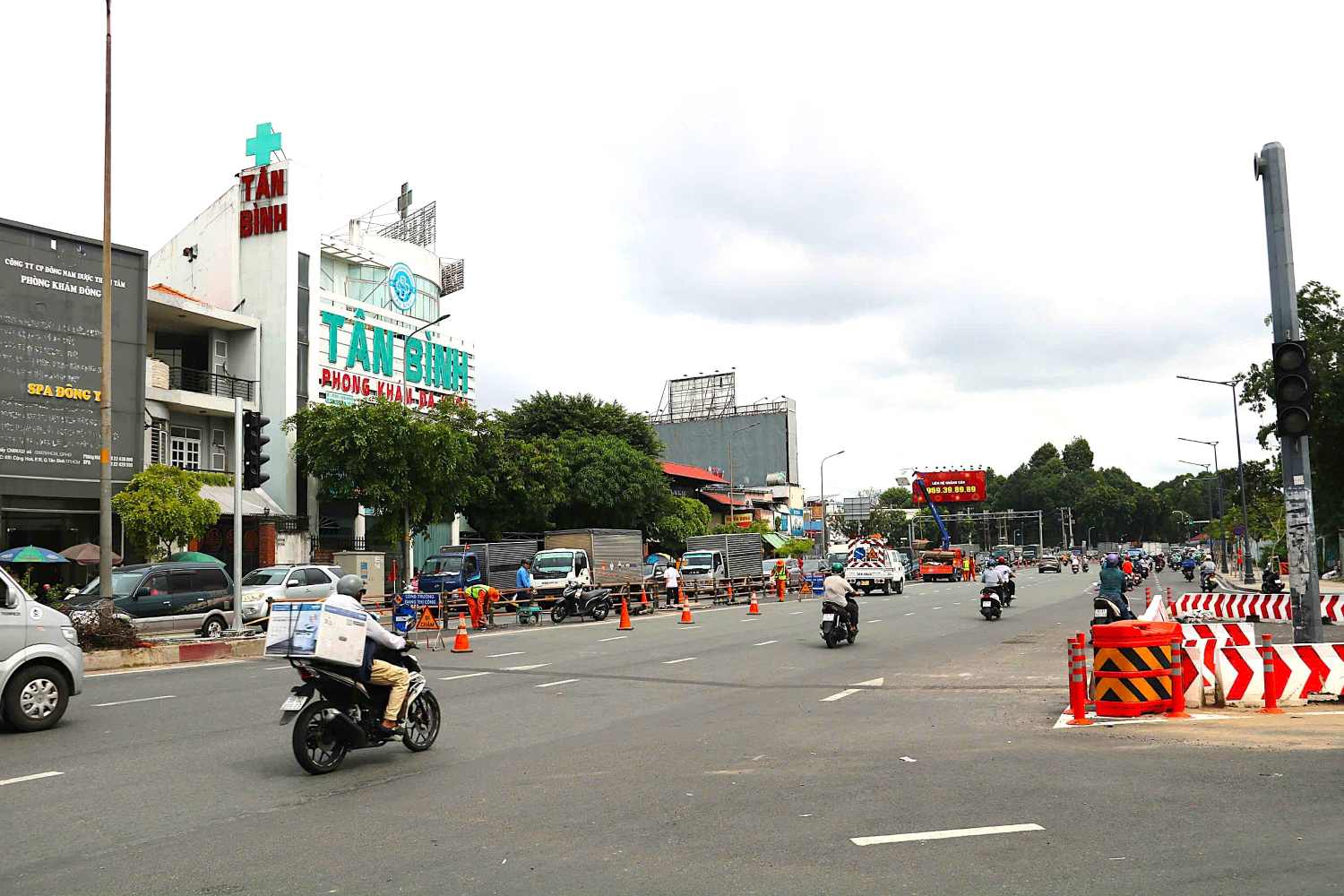 Den tin hieu tai nut giao Cong Hoa - duong noi Tran Quoc Hoan da duoc lap dat. Anh: Anh Tu