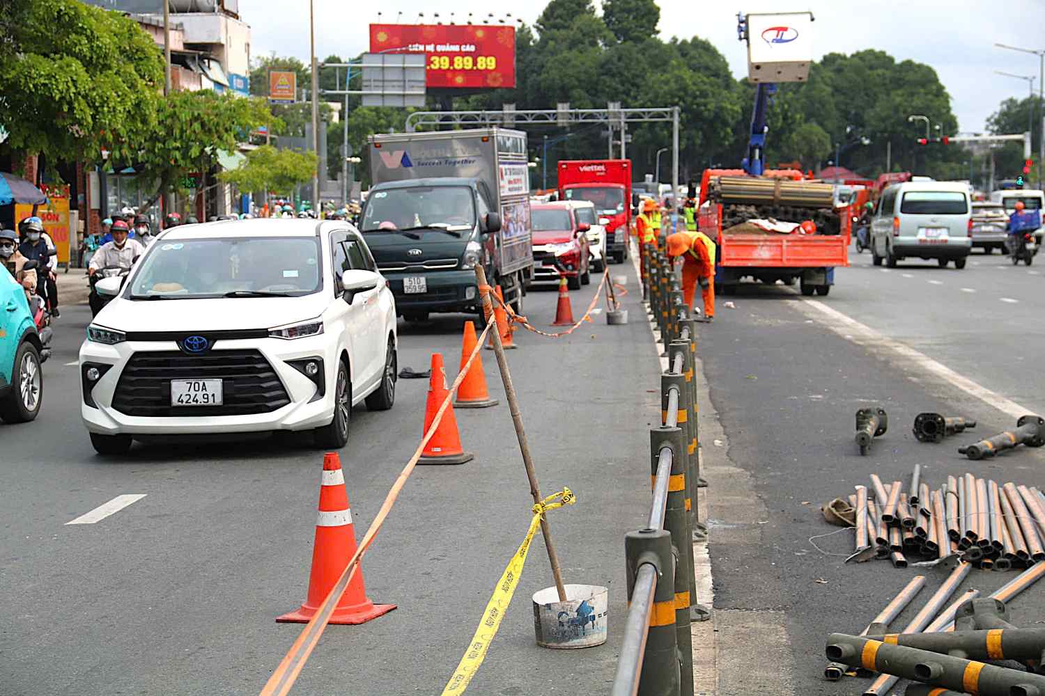 Dai phan lan bang nhua duoc lap de to chuc xe re trai tu duong Cong Hoa vao duong noi Tran Quoc Hoan. Anh: Anh Tu