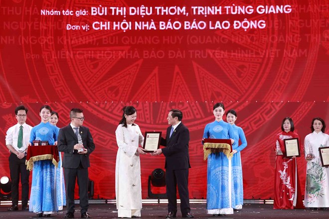  Hội Nhà báo Việt Nam tổ chức Chương trình nghệ thuật chào mừng kỷ niệm 100 năm Ngày Báo chí Cách mạng Việt Nam và Lễ trao Giải Báo chí Quốc gia lần thứ XIX - năm 2024. Báo Lao Động đã đoạt 1 giải B, 1 giải C và 1 giải Khuyến khích. Ảnh: Hải Nguyễn