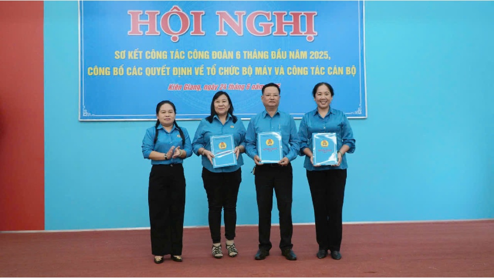 Trao quyet dinh nghi huu truoc tuoi doi voi 3 can bo theo Nghi dinh 178. Anh: Nguyen Anh