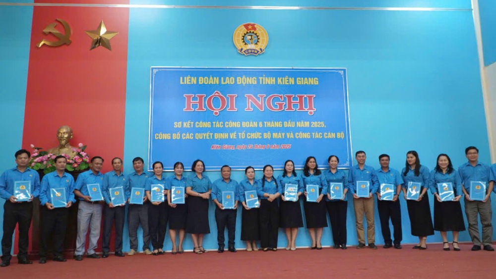 Otorgando la decision sobre la disolucion de la organizacion, el final de las actividades del Comite Ejecutivo, el Comite Permanente, el Comite de Inspeccion de Sindicatos Superior directamente bajo la Federacion Laboral de Kien Giang. Foto: Nguyen Anh