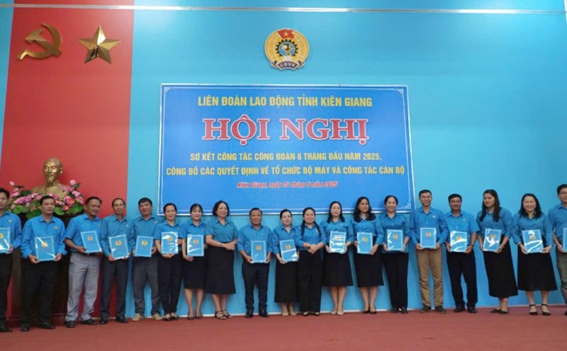 Awarding the decision on the dissolvement of the organization and termination of the activities of the Executive Committee, Standing Committee, and Inspection Committee of the Trade Union at the grassroots level under the Kien Giang Provincial Federation of Labor. Photo: Nguyen Anh