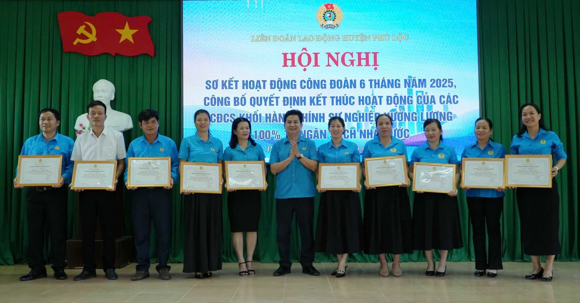 21 colectivos y 38 individuos recibieron certificados de merito de la Federacion Laboral del Distrito Phu Loc por sus logros pendientes en actividades sindicales en 2024-2025.