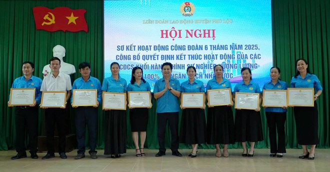 LĐLĐ huyện Phú Lộc công bố kết thúc hoạt động các công đoàn cơ sở hành chính, sự nghiệp