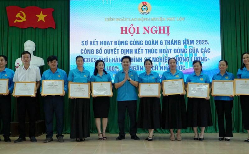 21 collectives and 38 individuals were awarded certificates of merit by the Phu Loc District Labor Federation for their outstanding achievements in Trade Union activities in 2024-2025.