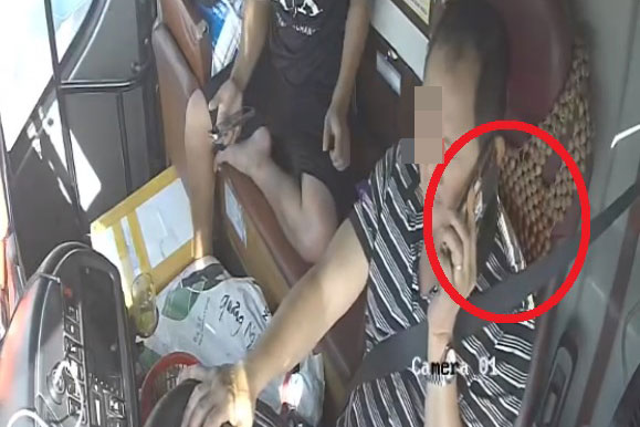 Một tài xế bị phát hiện sử dụng điện thoại khi điều khiển ôtô khách trên cao tốc. Ảnh: Cục CSGT