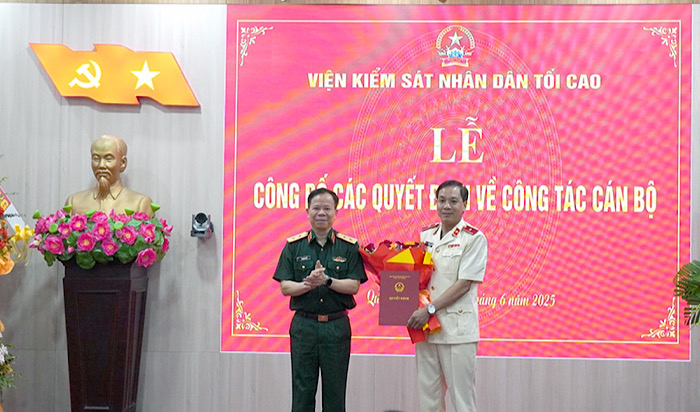 Lieutenant General Ta Quang Khai - Deputy Director of the Supreme People's Procuracy presented the decision to appoint the Director of the People's Procuracy of Quang Tri province after the merger to Mr. Nguyen Tien Hung. Photo: Thanh Hoang