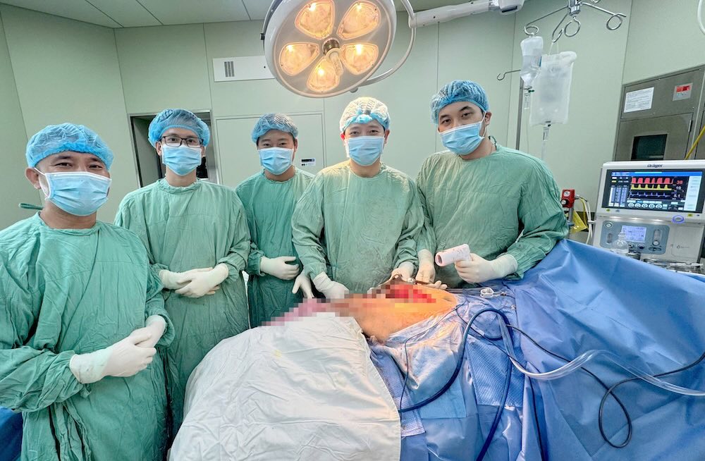 Benh nhan duoc doi ngu y bac si Benh vien Trung uong Hue phau thuat bang ky thuat Megaprosthesis. Anh: Benh vien Trung uong Hue