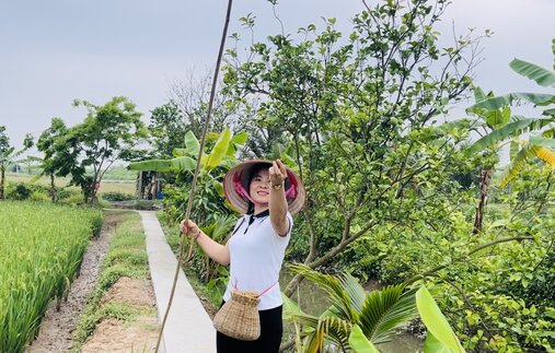 Chi Nguyen Thi Hoa da gan bo voi nghe bat cay hon 20 nam nay. Anh: Mai Huong