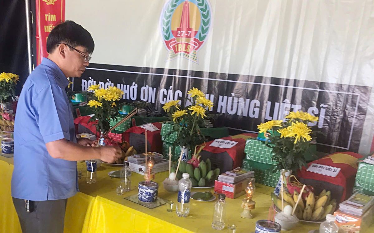Ong Do Van Binh - Bi thu Huyen uy Cam Lo thap huong cho cac hai cot liet si. Anh: Han Nguyen