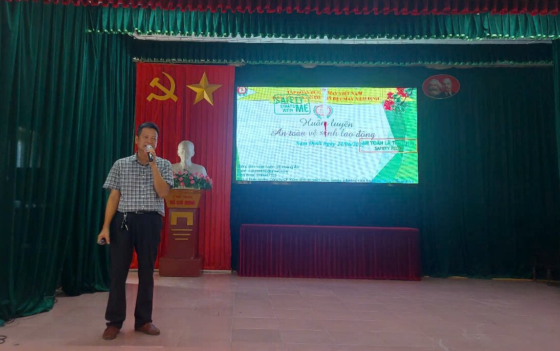 Los profesores en el curso de capacitacion de seguridad e higiene ocupacional en Nam Dinh Textil y Garment Joint Stock Corporation hablaron sobre contenidos practicos, sirviendo a la seguridad. Foto: Le Anh