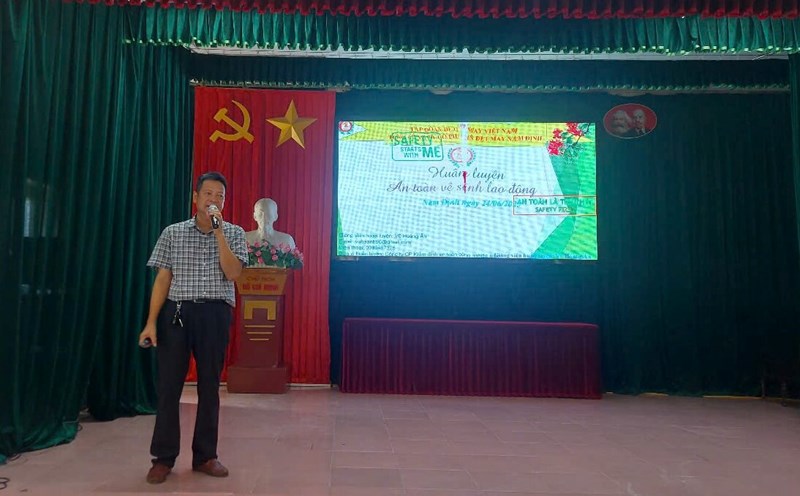 Lecturers at the occupational safety and hygiene training class at Nam Dinh Textile and Garment Joint Stock Corporation discussed practical contents to serve safety work. Photo: Le Anh