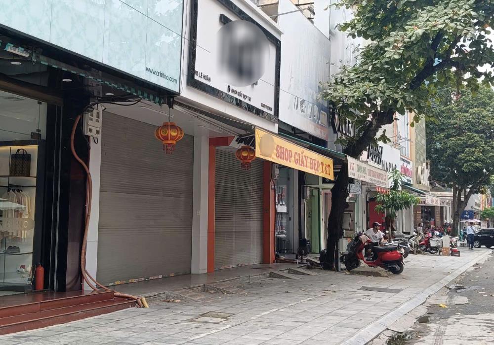 Many businesses in Thanh Hoa City suddenly closed and stopped trading. Photo: Quach Du
