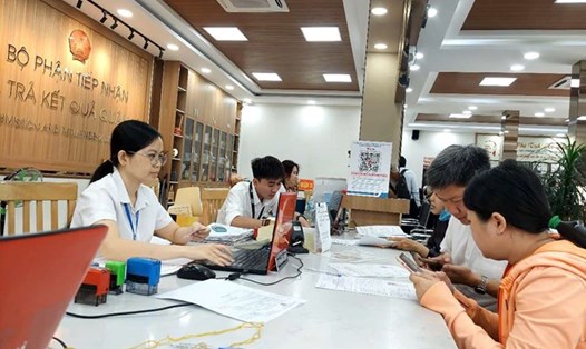 Cán bộ, công chức UBND Quận 11 (TPHCM) giải quyết hồ sơ cho người dân. Ảnh: Minh Quân