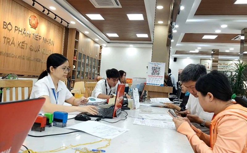 Cadres and civil servants of District 11 People's Committee (HCMC) handle records for people. Photo: Minh Quan