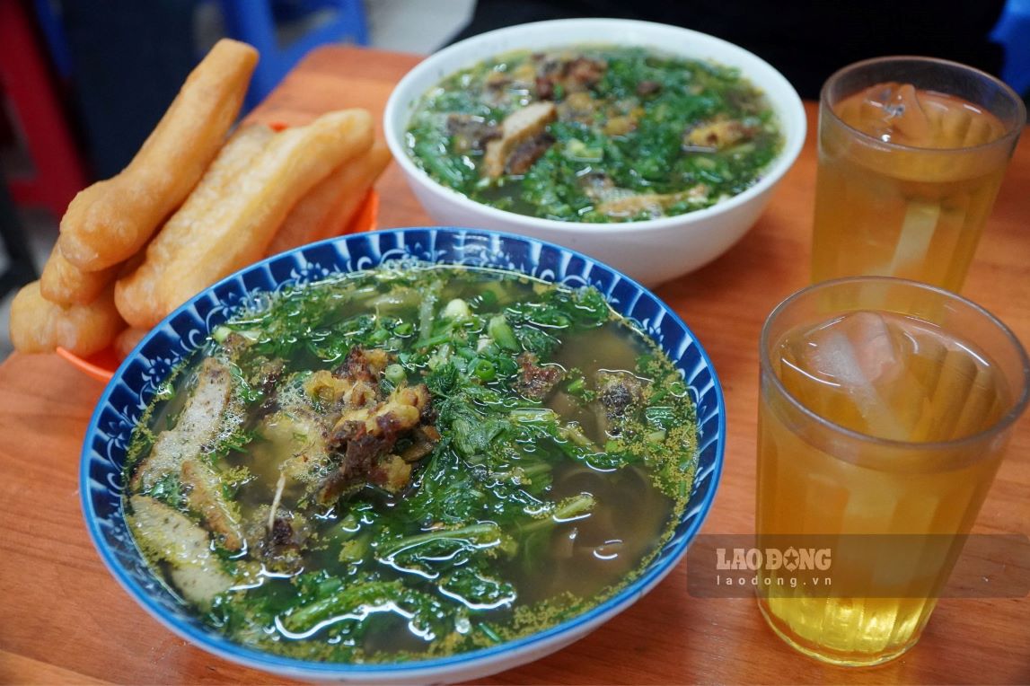 Diners can order white or red rice paper with pancakes. Photo: Anh Duc