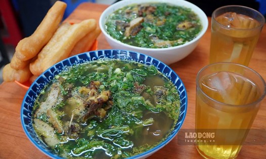 Thực khách có thể gọi bánh đa sợi trắng hoặc đỏ ăn kèm canh cá rô đồng. Ảnh: Anh Đức