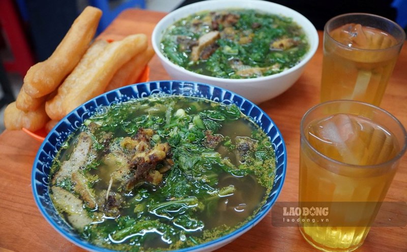 Diners can order white or red rice paper with pancakes. Photo: Anh Duc