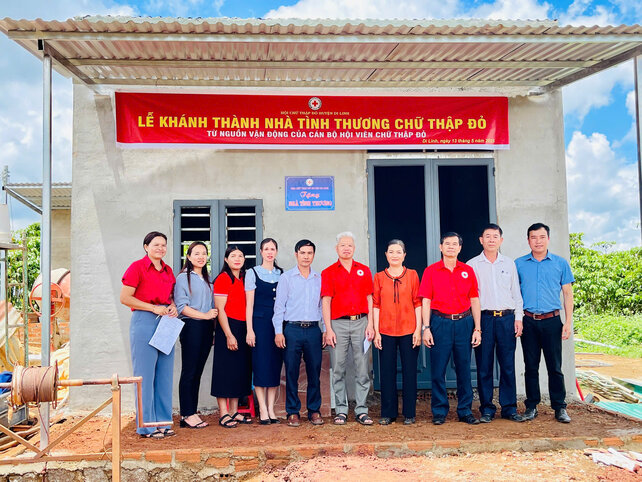 La Asociacion de la Cruz Roja y el Comite del Frente de la Paterna de Vietnam del distrito de Di Linh, provincia de Lam Dong, entregaron el "refugio de amor" a la familia de la Sra. Bui Thi Van. Foto: Ho Nam