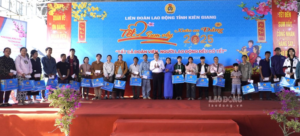 Tang qua cho doan vien, NLD trong Tet Sum vay 2025. Anh: Nguyen Anh