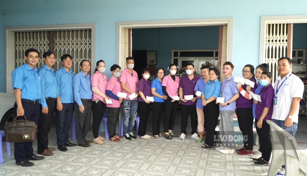 The Provincial Federation of Labor visited and presented gifts to union members and workers in the boarding houses. Photo: Nguyen Anh