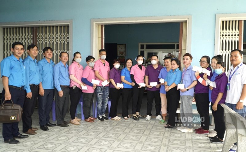 The Provincial Federation of Labor visited and presented gifts to union members and workers in the boarding houses. Photo: Nguyen Anh