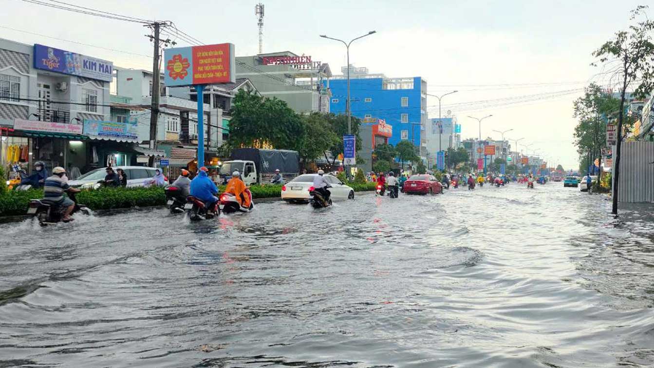 Duong Nguyen Van Cu ngap sau tran mua lon vao chieu 20.6. Anh: Ta Quang