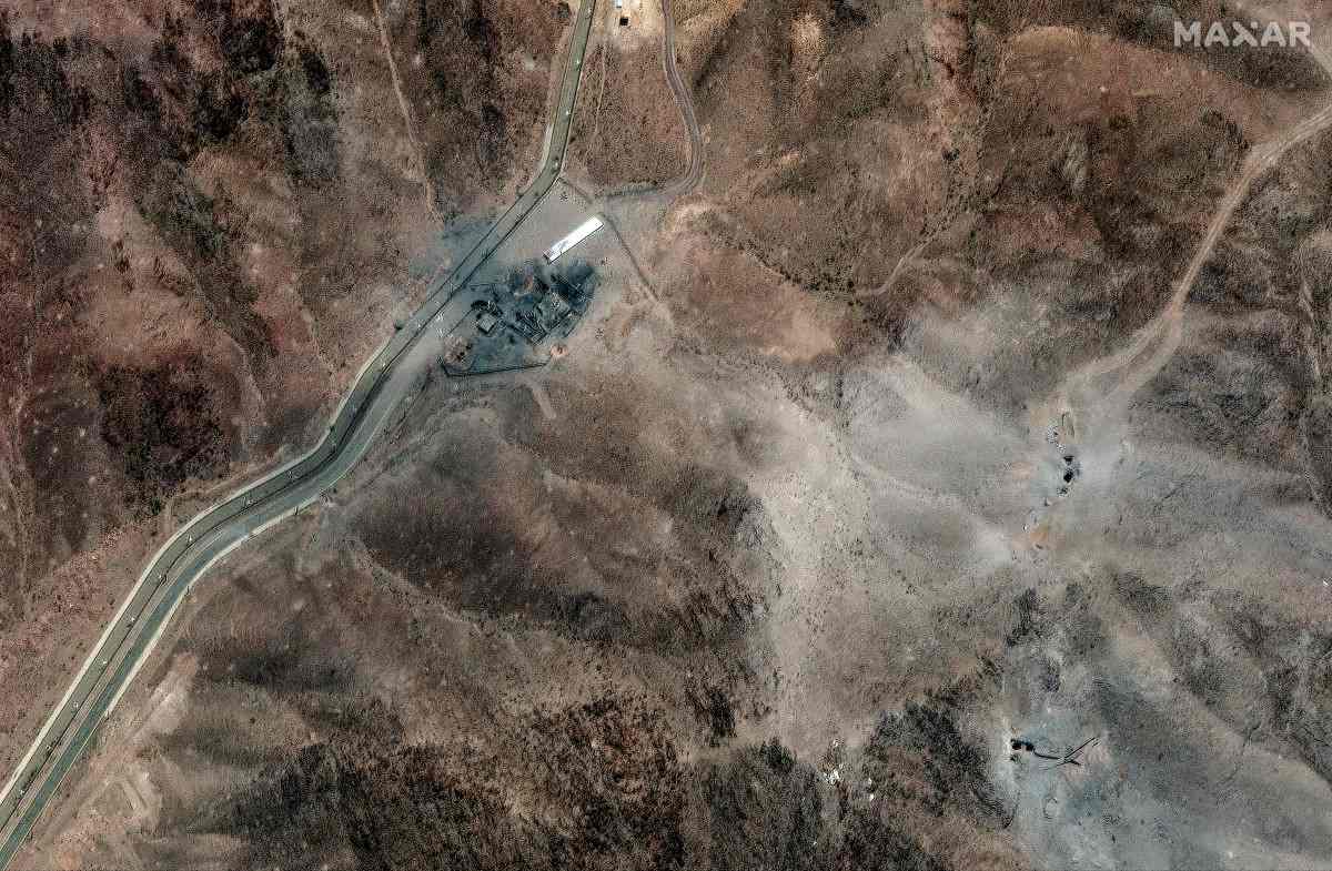 La imagen satelital el 24 de junio muestra que los nuevos agujeros de bombas en las instalaciones nucleares de Fordow, Iran. Foto: AFP