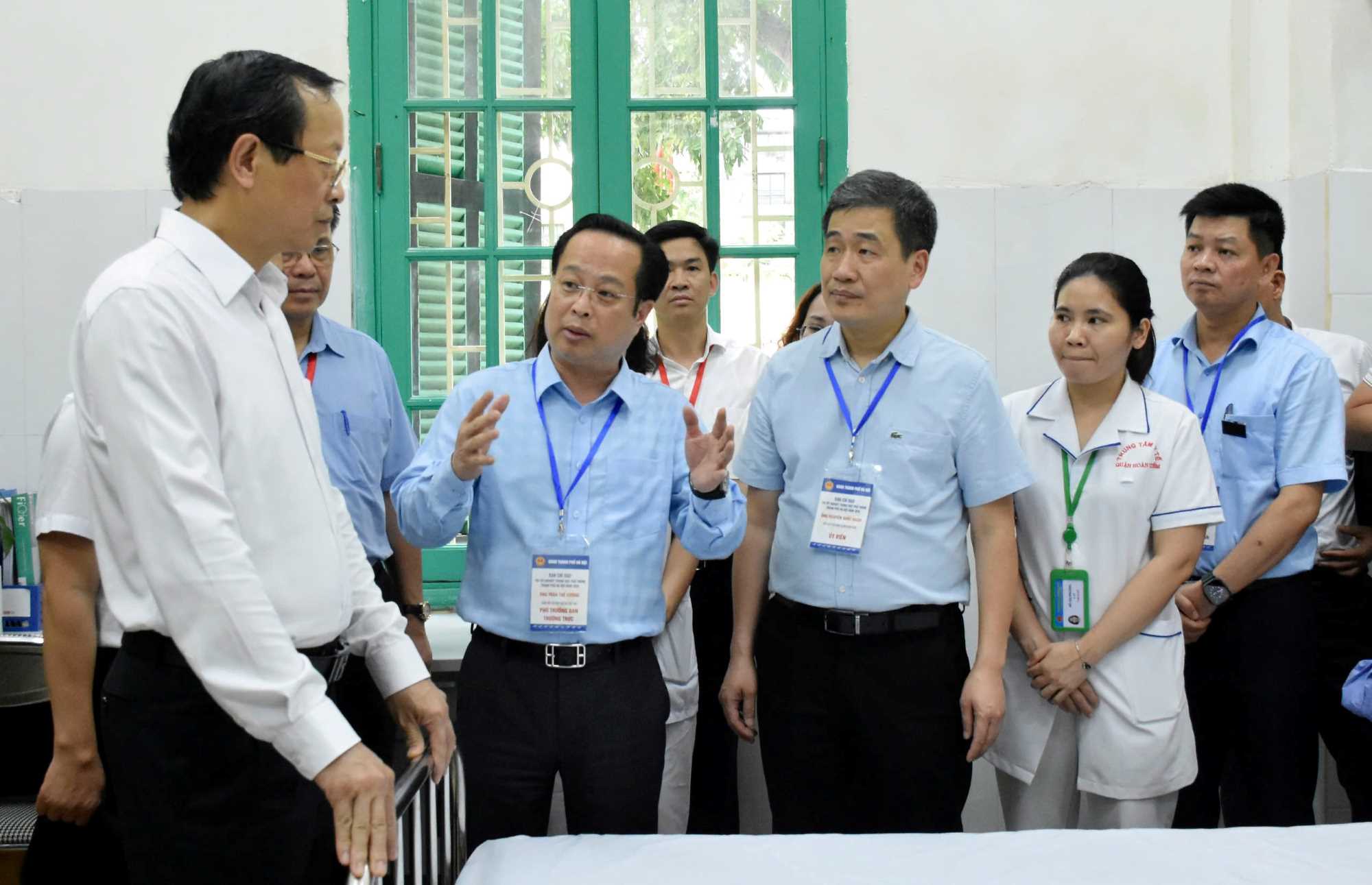 Doan cong tac cua Bo GDDT kiem tra dia diem in sao de thi va diem thi Truong THCS Trung Vuong (Ha Noi). Anh: Van Trang