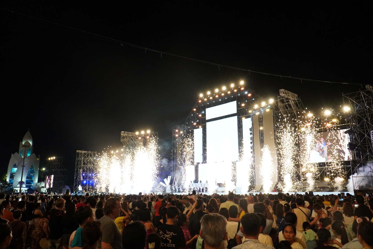 Khanh Hoa celebro un festival cultural y turistico en 2025, contribuyendo al puente turistico y consumo en los primeros 6 meses de 2025. Foto: Phuong Linh Linh Linh